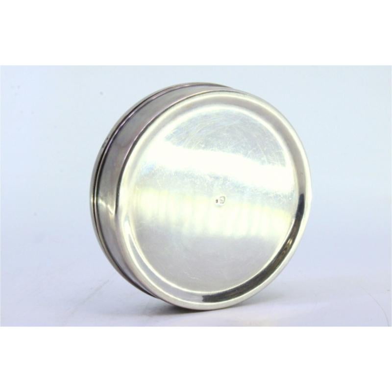 20th Century Circular silver box with floral reliefs on the removable lid For Sale