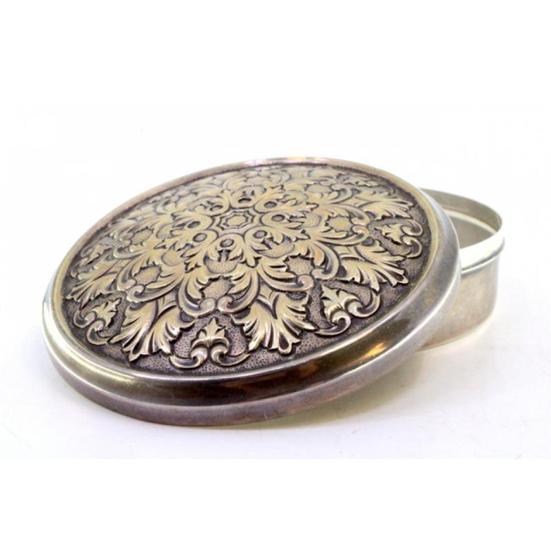 Silver Circular silver box with floral reliefs on the removable lid For Sale