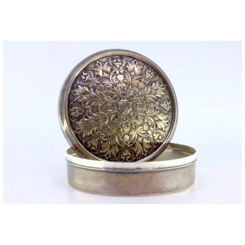 Circular silver box with floral reliefs on the removable lid For Sale 1