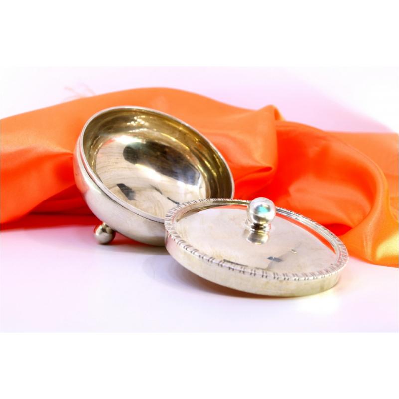 20th Century Circular silver box with lid knob, frieze and three spherical feet For Sale
