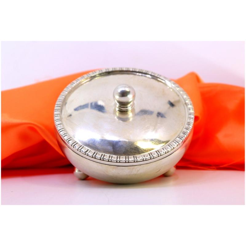Silver Circular silver box with lid knob, frieze and three spherical feet For Sale