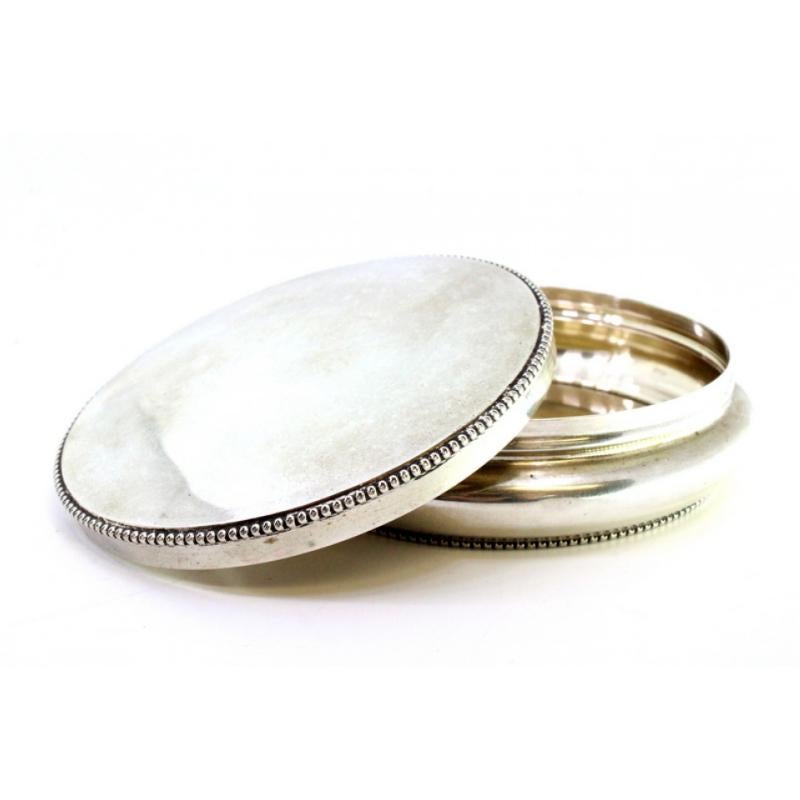 Circular silver box with pearl trim on the base and removable lid In Good Condition For Sale In Porto, PT
