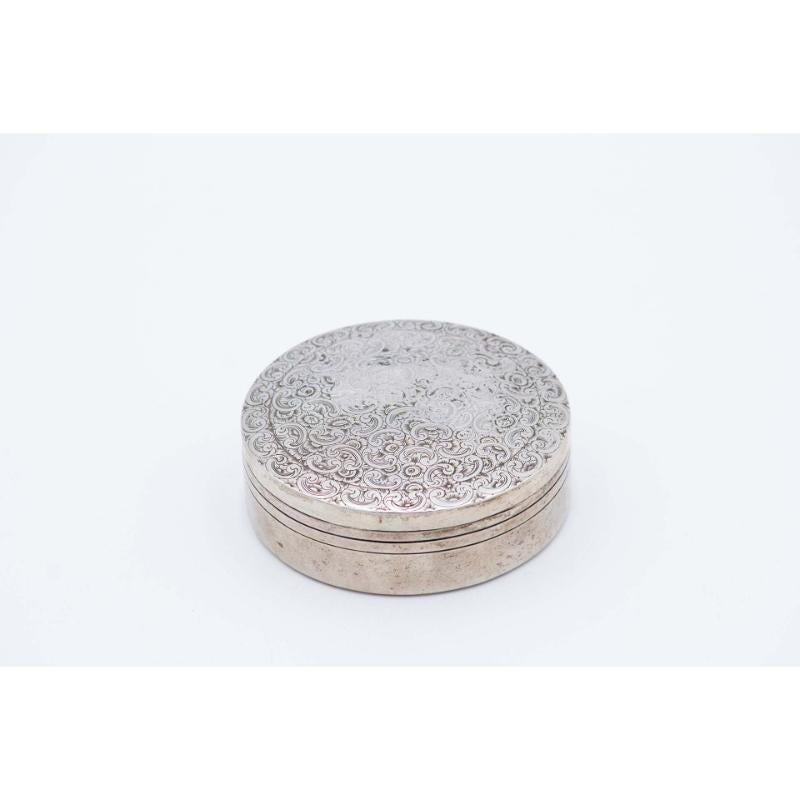 Description: Circular silver box with plant reliefs on the removable lid. Metal: Silver. Origin: Portuguese. Brand: Eagle Head. Weight: 170.82 grams. Dimensions: 8.7cmx3cm. Content: 833/1000. Assay Mark: Yes, between 1938 and 1984. Additional