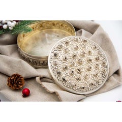 Kreisförmige Silberdose mit erhabenen Rosen und abnehmbarem Deckel