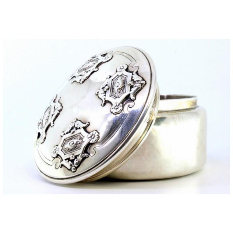 Circular silver box with reliefs on the removable lid For Sale 4