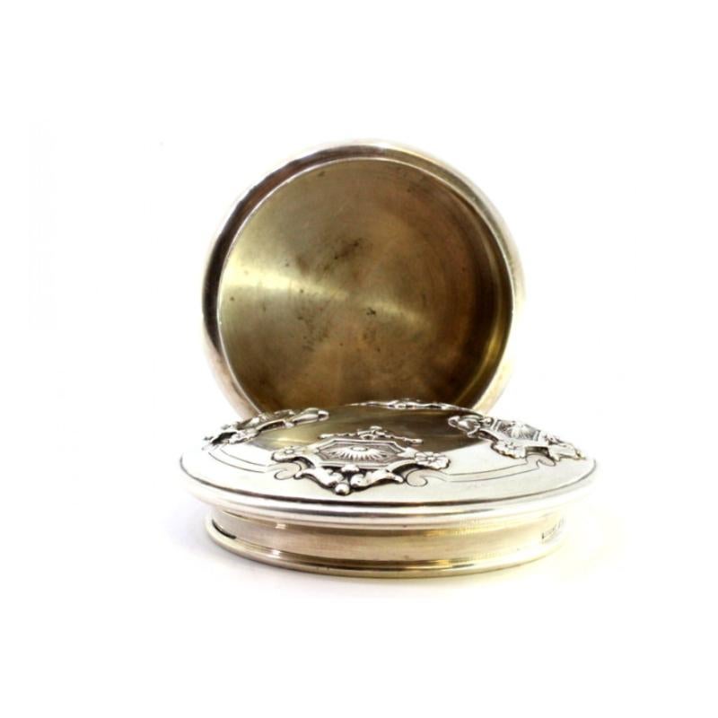 Circular silver box with reliefs on the removable lid In Good Condition For Sale In Porto, PT