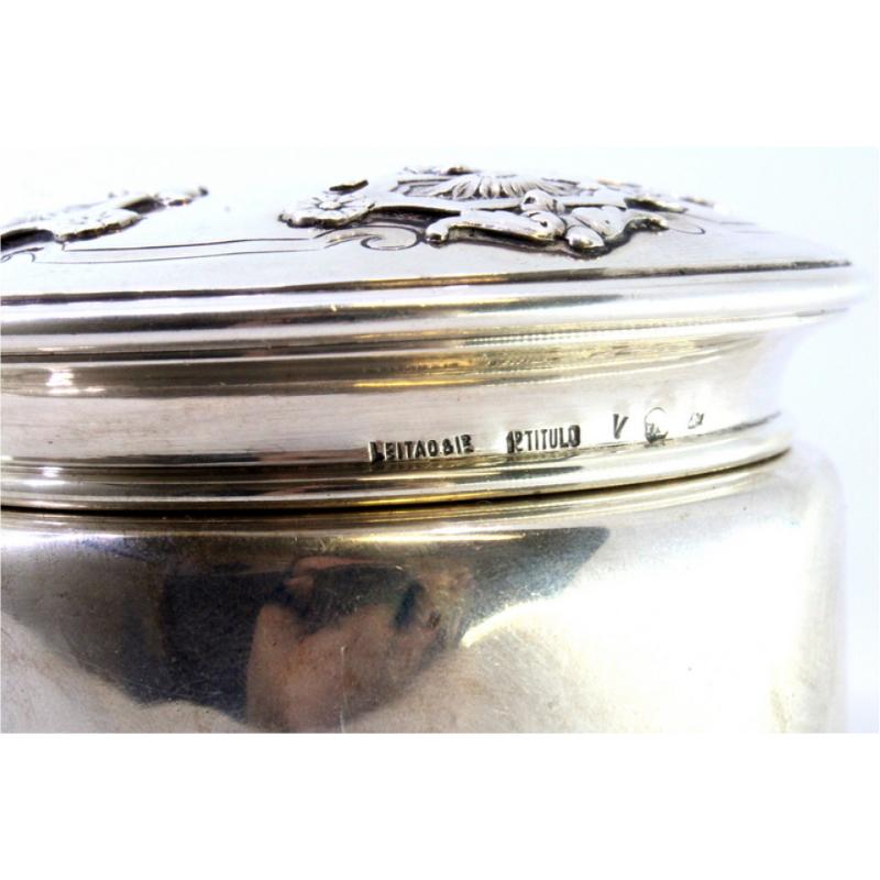 Silver Circular silver box with reliefs on the removable lid For Sale