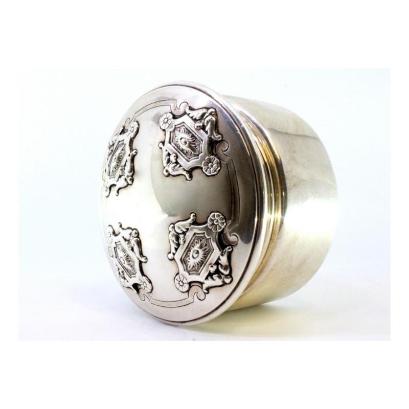 Circular silver box with reliefs on the removable lid For Sale 1