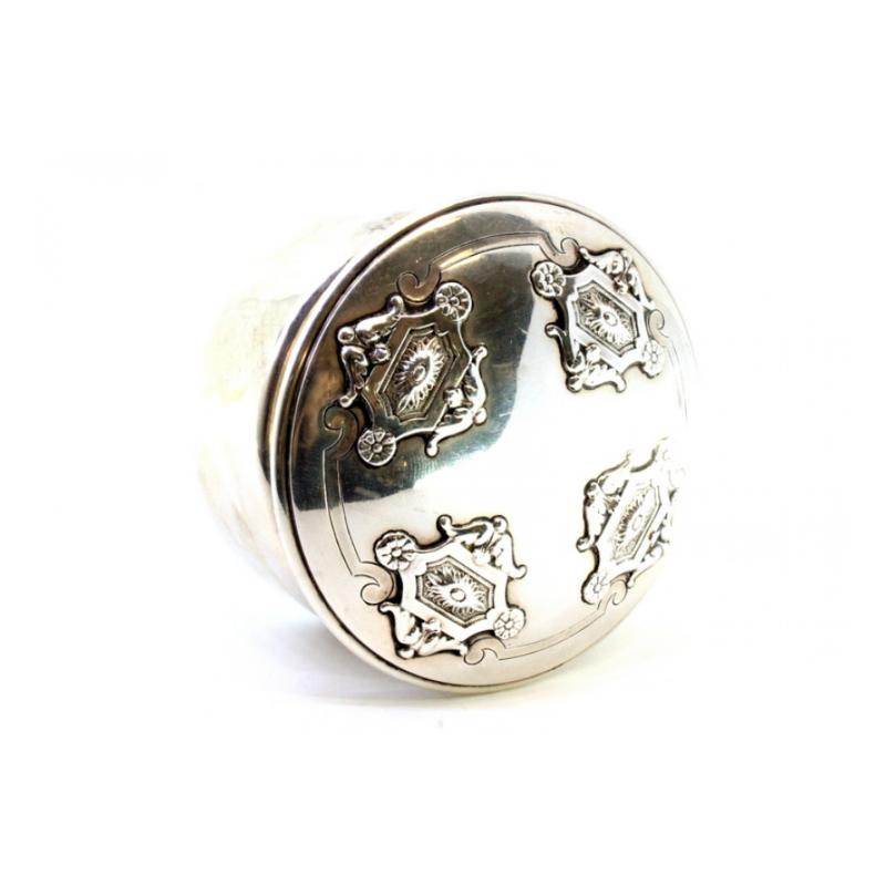 Circular silver box with reliefs on the removable lid For Sale 2