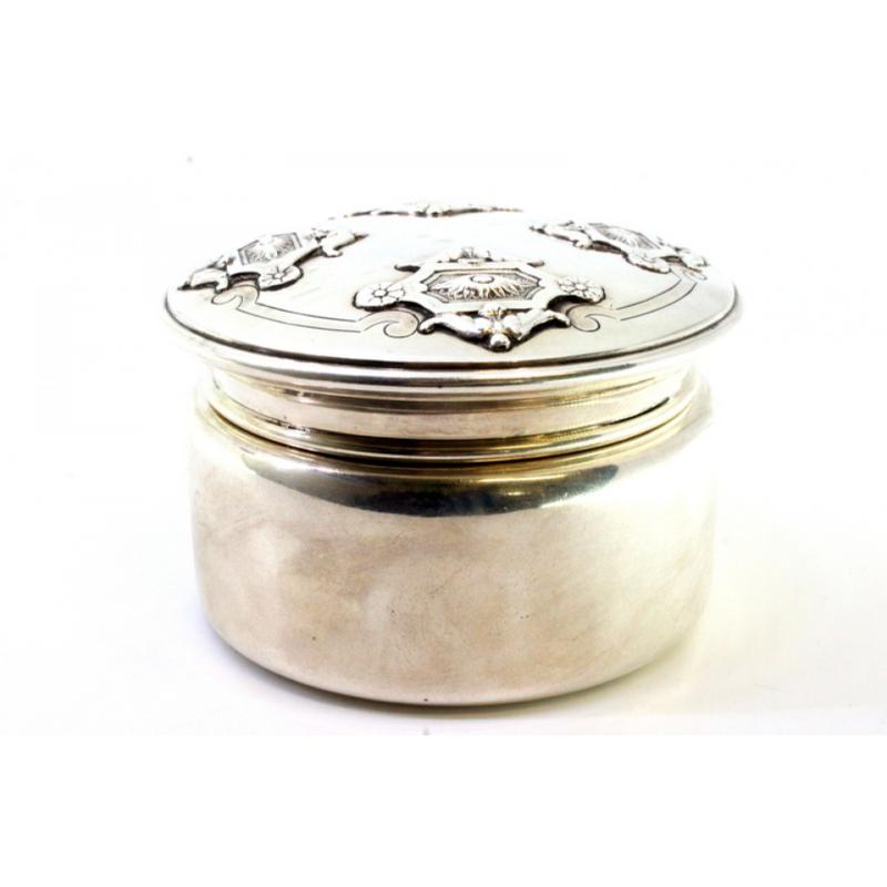 Circular silver box with reliefs on the removable lid For Sale 3