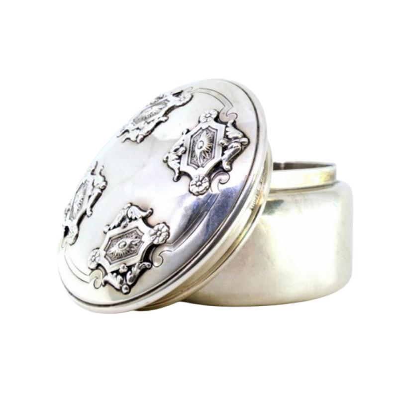 Circular silver box with reliefs on the removable lid