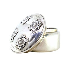 Circular silver box with reliefs on the removable lid