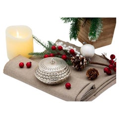 Scatola circolare in argento con rilievi simmetrici e coperchio rimovibile