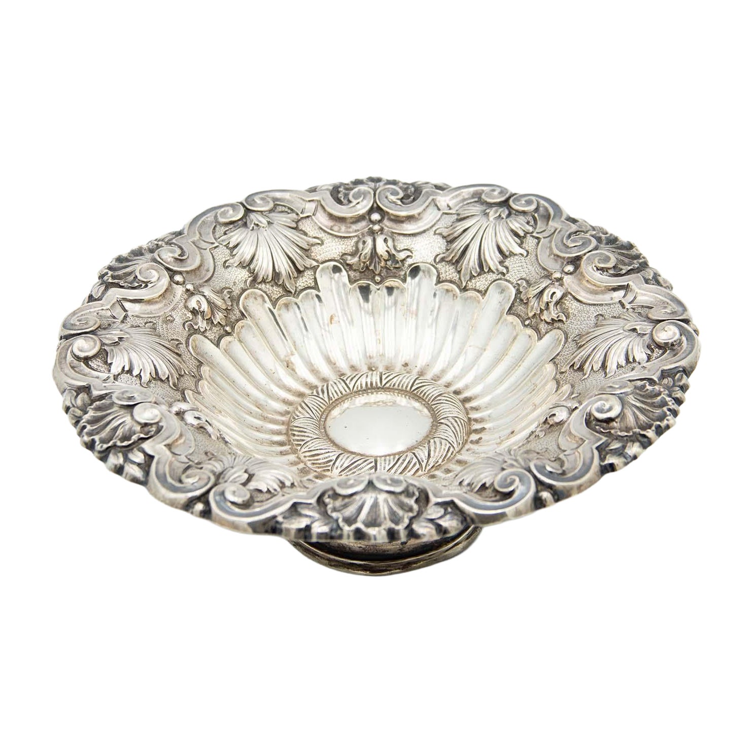 Circular silver fruit bowl centerpiece For Sale