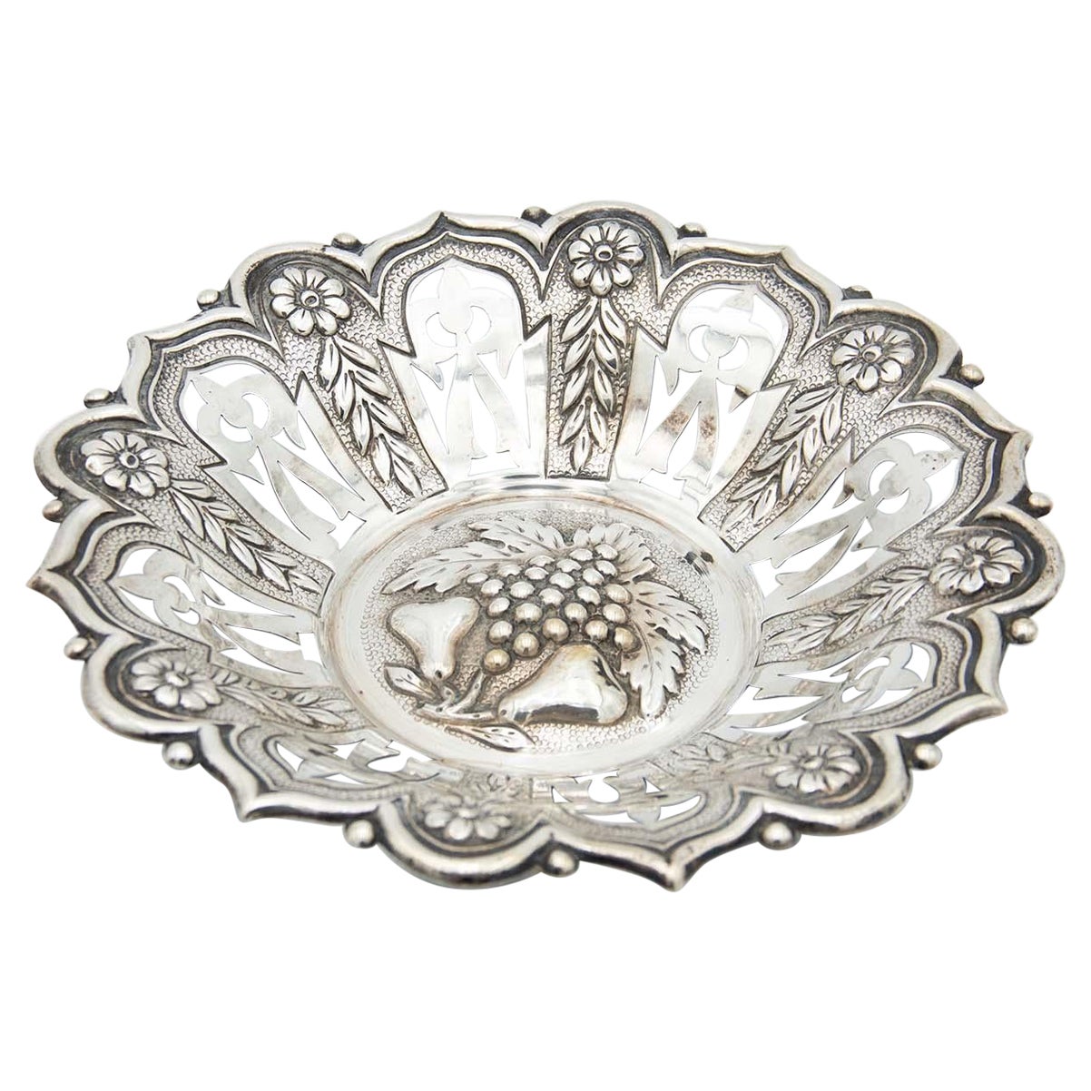 Frutero circular de plata con recortes en venta