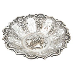 Coupe à fruits circulaire en argent avec découpes Coupe à fruits circulaire en argent avec découpes