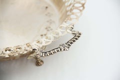 Circular silver fruit bowl with wire rack