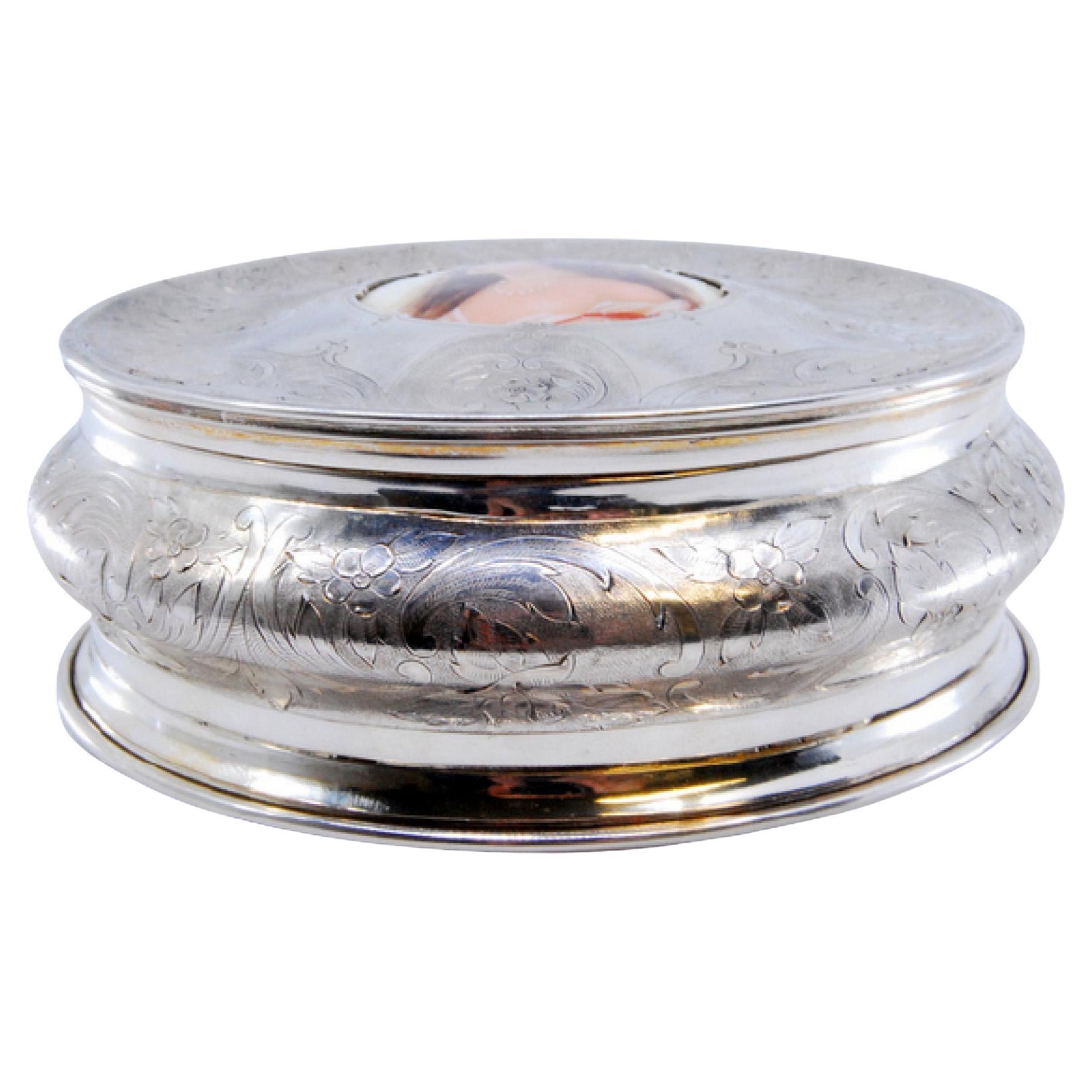 Boîte à bijoux circulaire en argent avec gravures de plantes et carte de visite en émail