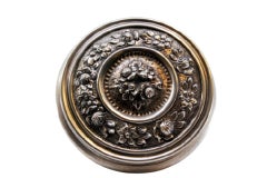 Portagioie circolare in argento con rilievi e motivi floreali sul coperchio rimovibile