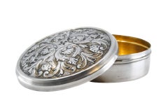 Rundes Silber-Schmuckkästchen mit Reliefs auf dem abnehmbaren Deckel