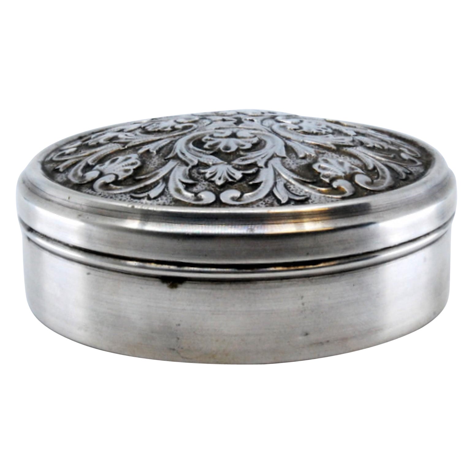 Circular silver jewelry box with reliefs on the removable lid