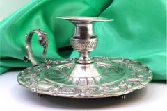 Rundes Silberpaddel mit geprägten floralen Motiven