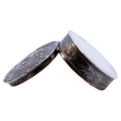 Runde Pillendose aus Silber mit floralen Reliefs auf dem Scharnierdeckel