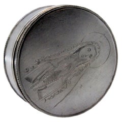 Pastillero circular de plata con tapa grabada de Nuestra Señora de Fátima