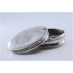 Runde Pillendose aus Silber mit eingravierten floralen Motiven auf dem abnehmbaren Deckel