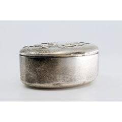 Runde Pillendose aus Silber mit erhabenen floralen Motiven auf dem Scharnierdeckel