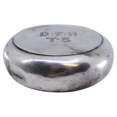 Circular silver snuffbox with pressure system on the hinged lid