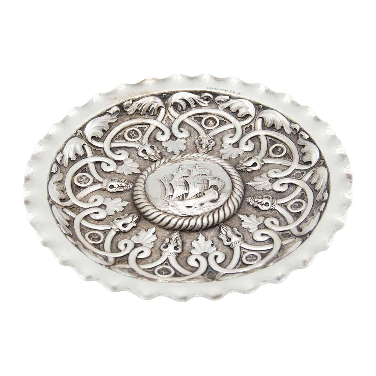 Circular silver tray with reliefs in the center en vente