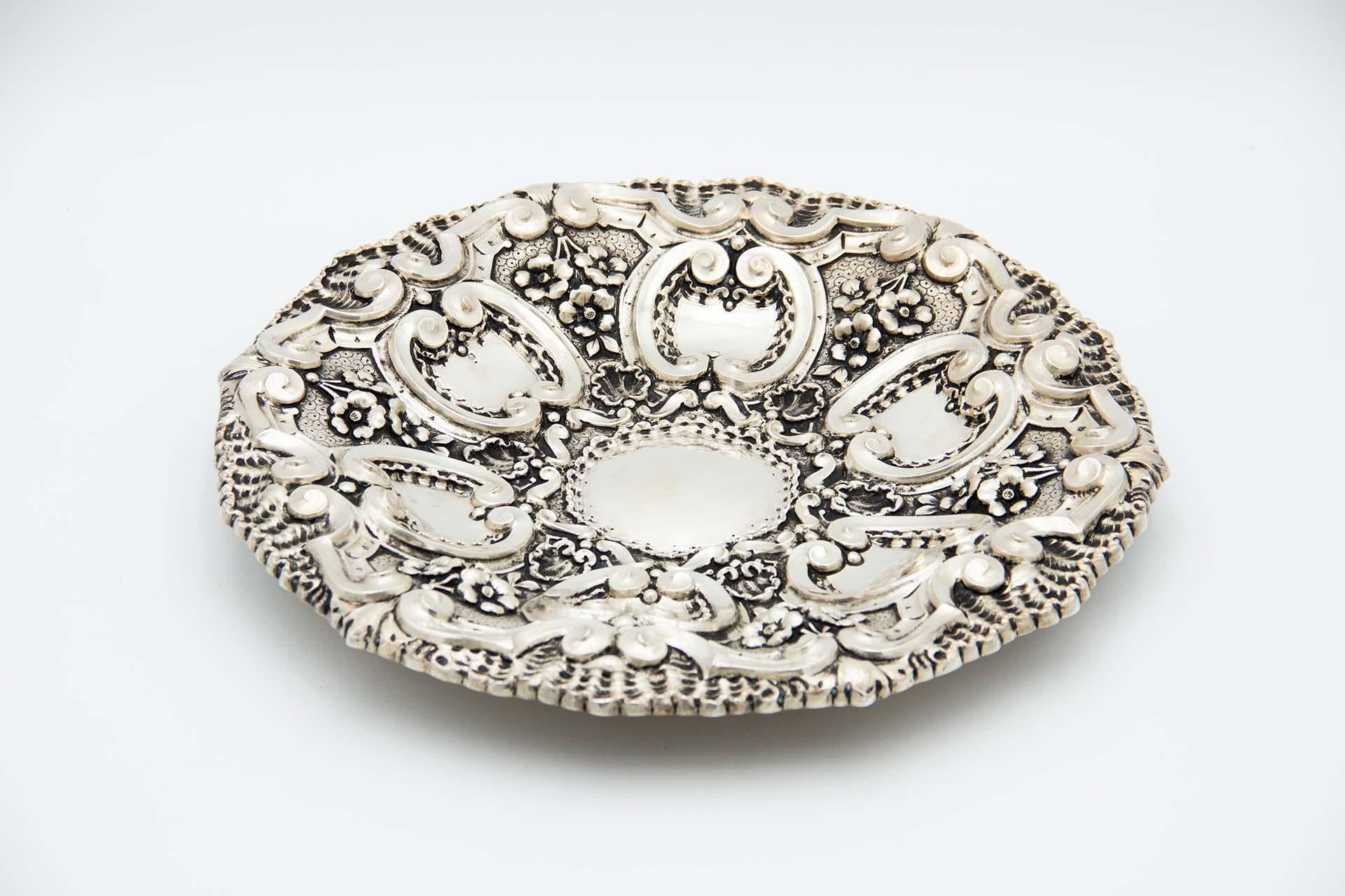 Circular silver wall tray For Sale