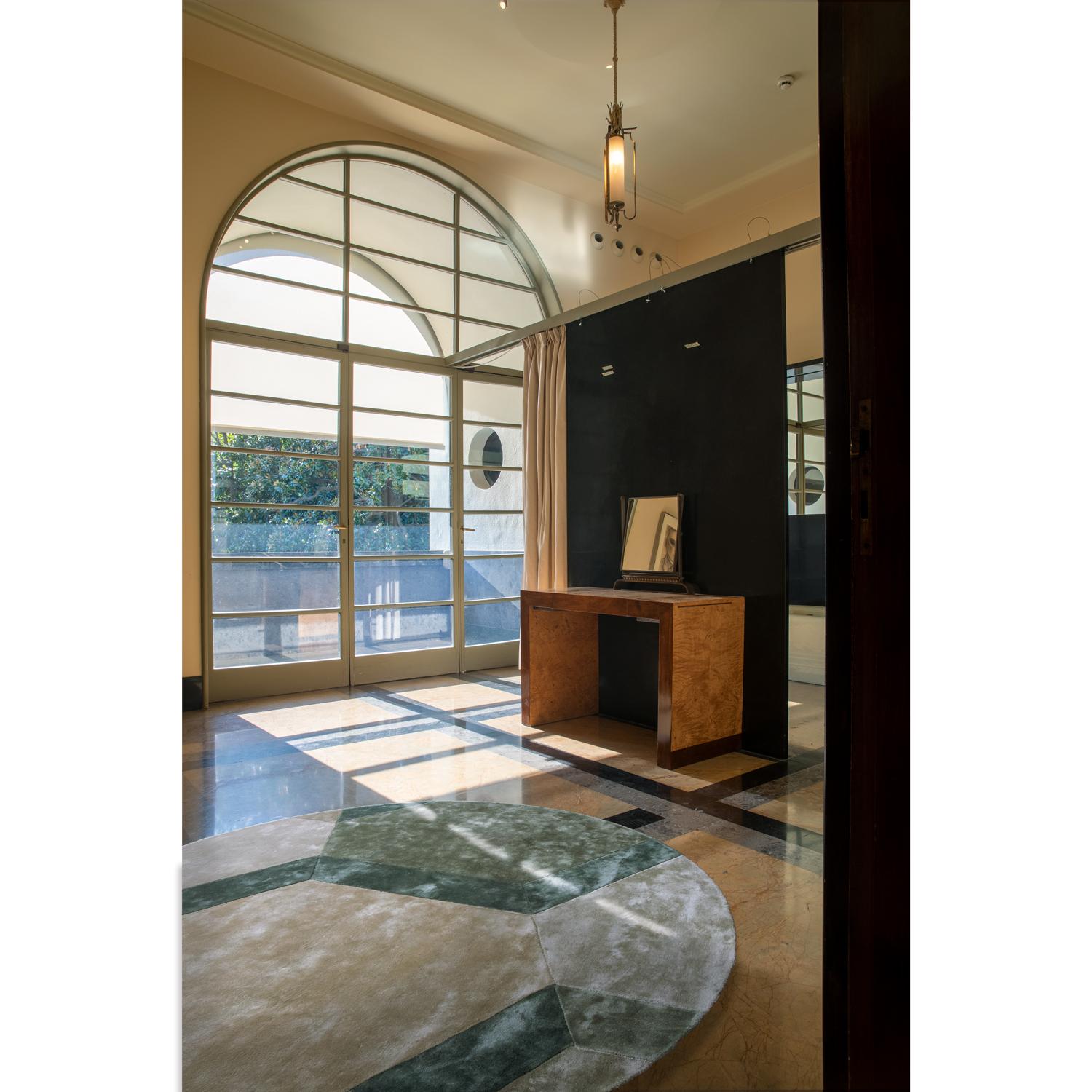 Cobblestone est un tapis végétalien, durable et contemporain de la société de design italienne G.T. DESIGN, pionnière dans le secteur des tapis contemporains. 

Ce tapis circulaire est tissé avec un motif spécial en forme de brique, inspiré du