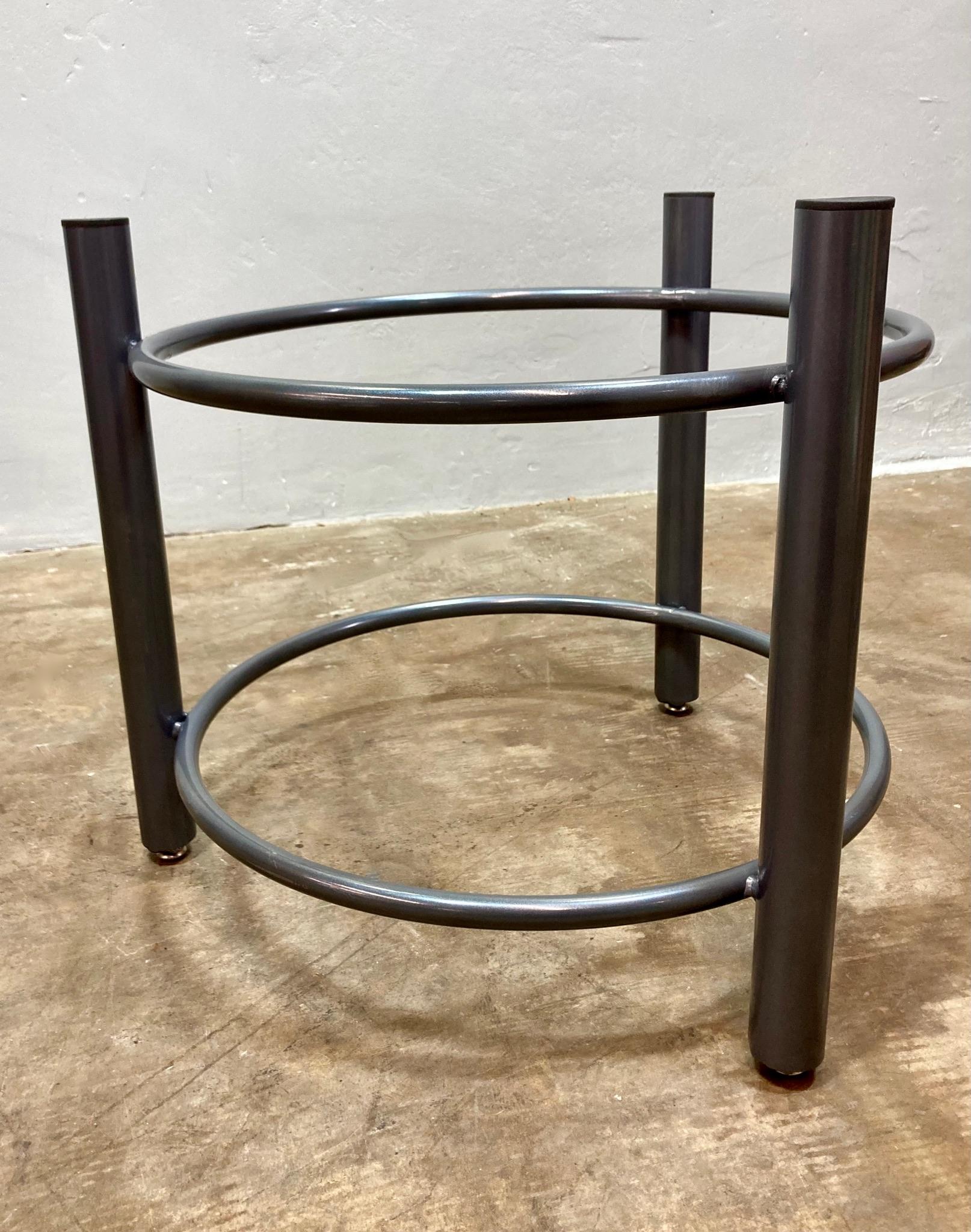 Par de mesas auxiliares modernistas con acabado de pintura en polvo gris brillante. Construido con acero recuperado por Rehab Vintage Interiors. 

Las mesas se venden sin cristal, pero ponte en contacto con nosotros directamente para obtener más
