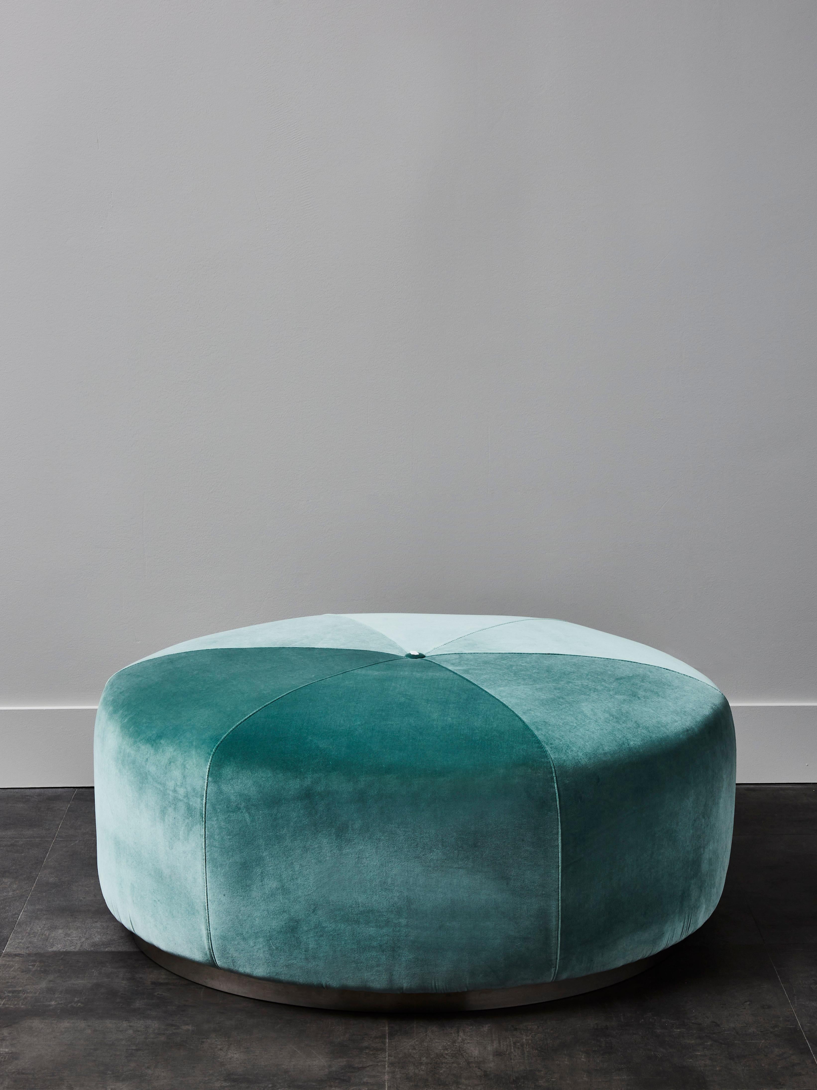 Superb vintage round stool with steel base. Entirely restored and reupholstery with a turquoise velvet.
Pair available.
Italie, 1970s.