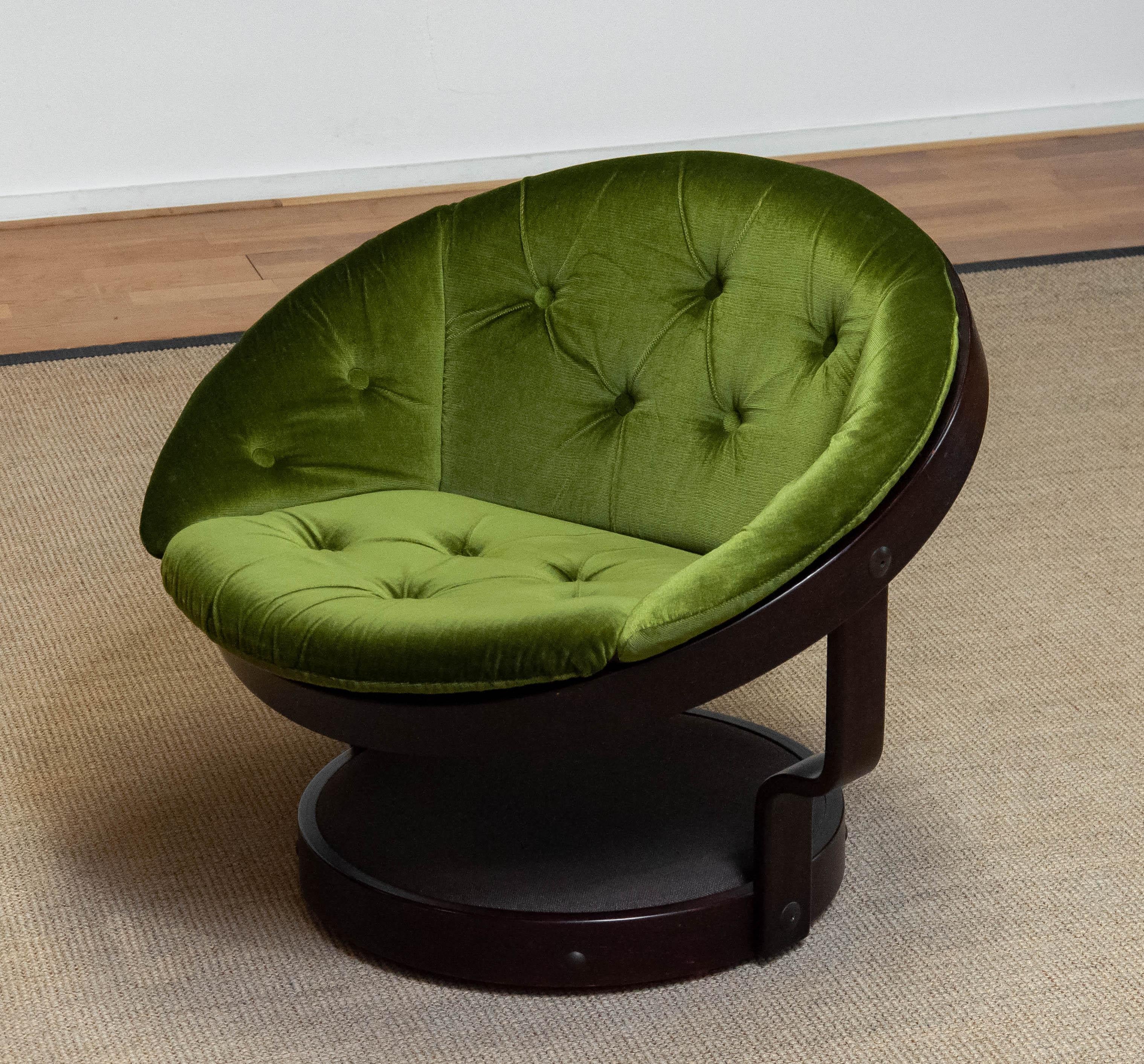 Scandinavian Modern Circular Swivel Lounge Chair Model 'Convair' in Green Velvet by Oddmund Vad For Sale
