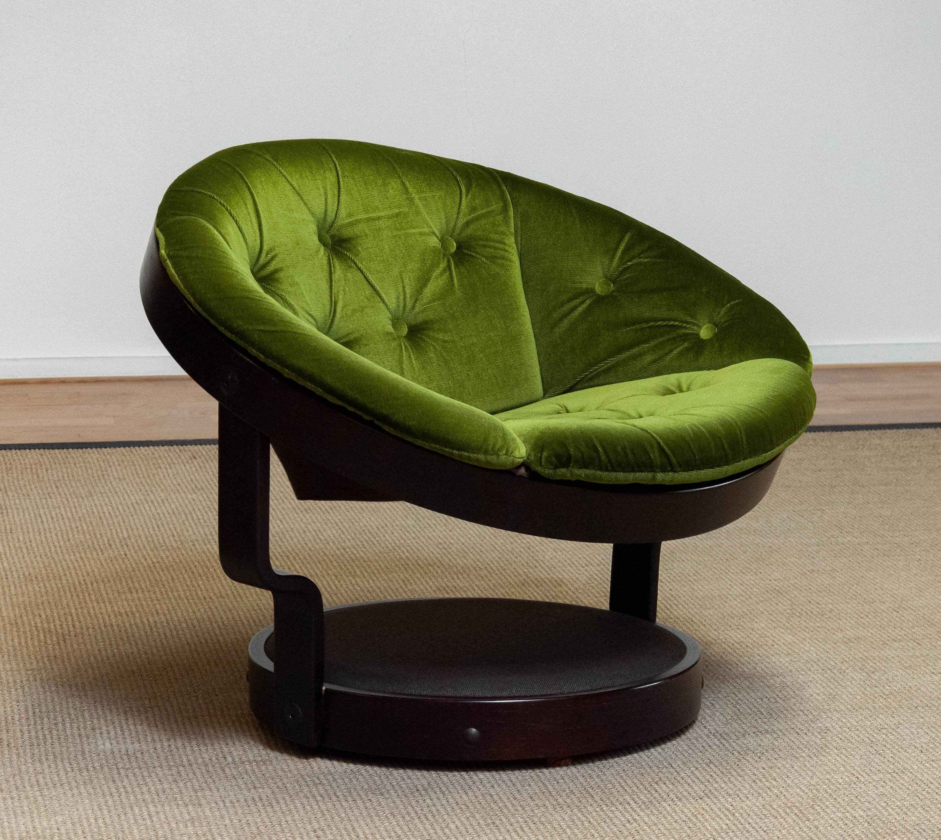 Norvégien Fauteuil de salon circulaire pivotant modèle 'Convair' en velours vert par Oddmund Vad en vente