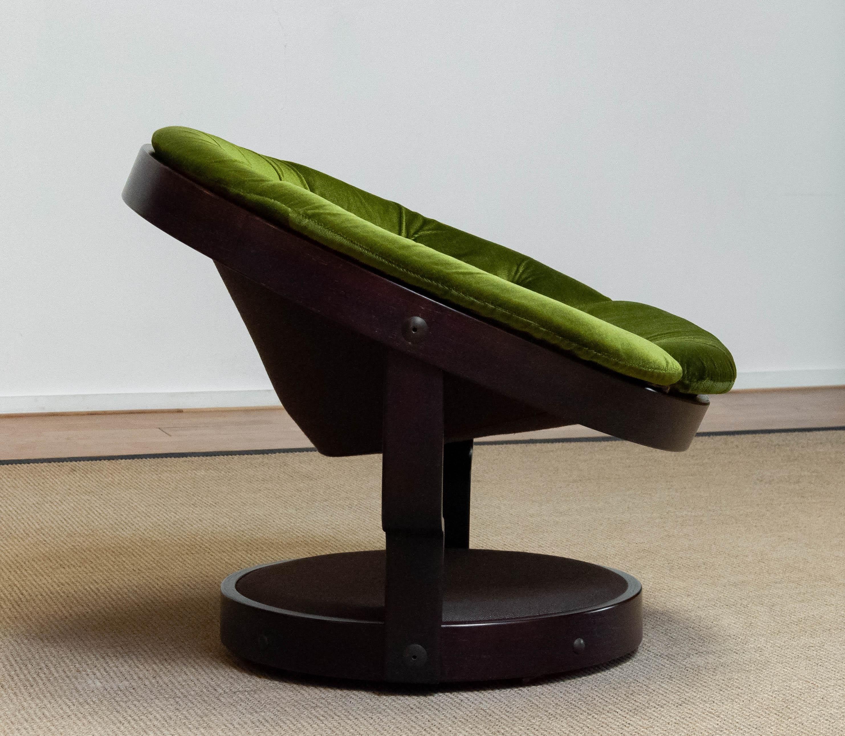 Circular Swivel Lounge Chair Model 'Convair' in Green Velvet by Oddmund Vad In Good Condition For Sale In Silvolde, Gelderland