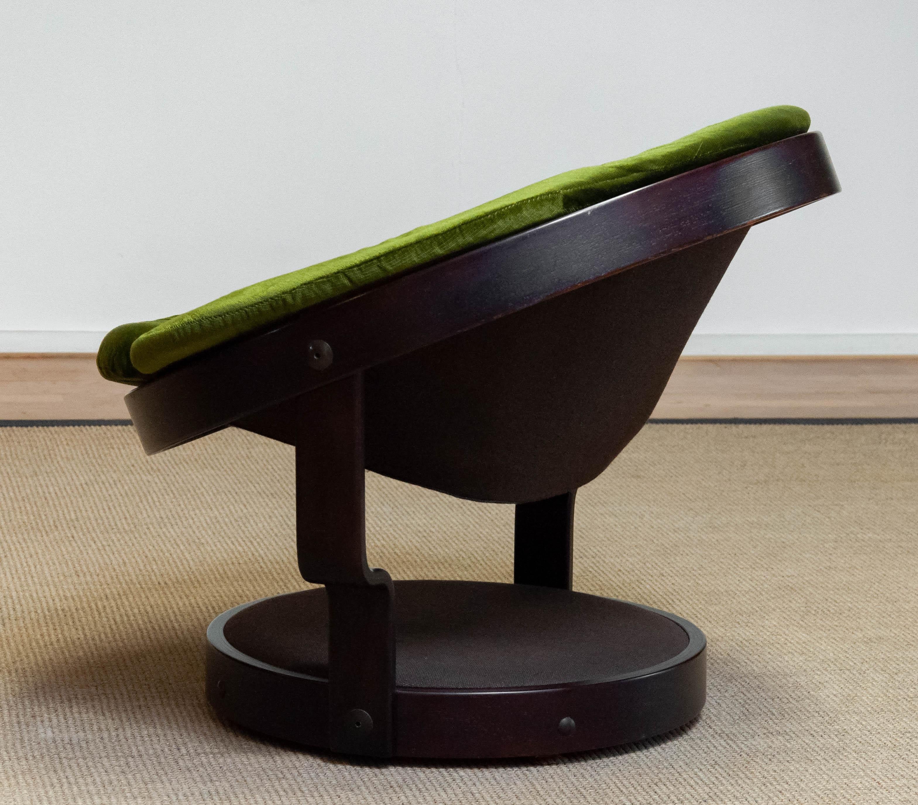 Circular Swivel Lounge Chair Model 'Convair' in Green Velvet by Oddmund Vad For Sale 1