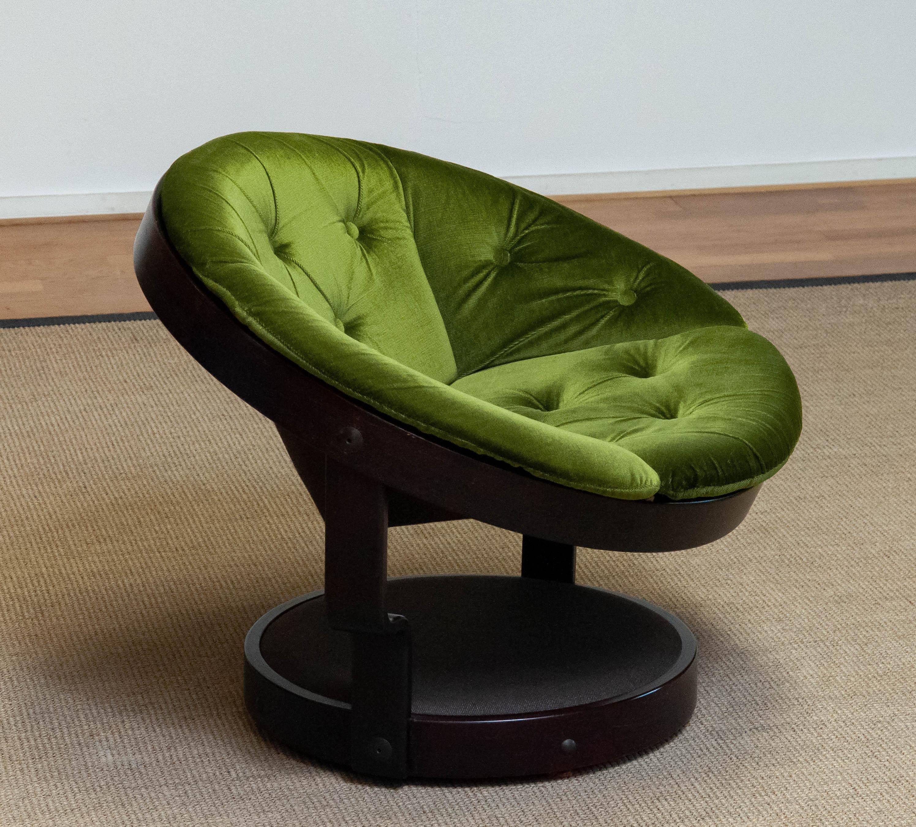 Circular Swivel Lounge Chair Model 'Convair' in Green Velvet by Oddmund Vad For Sale 1