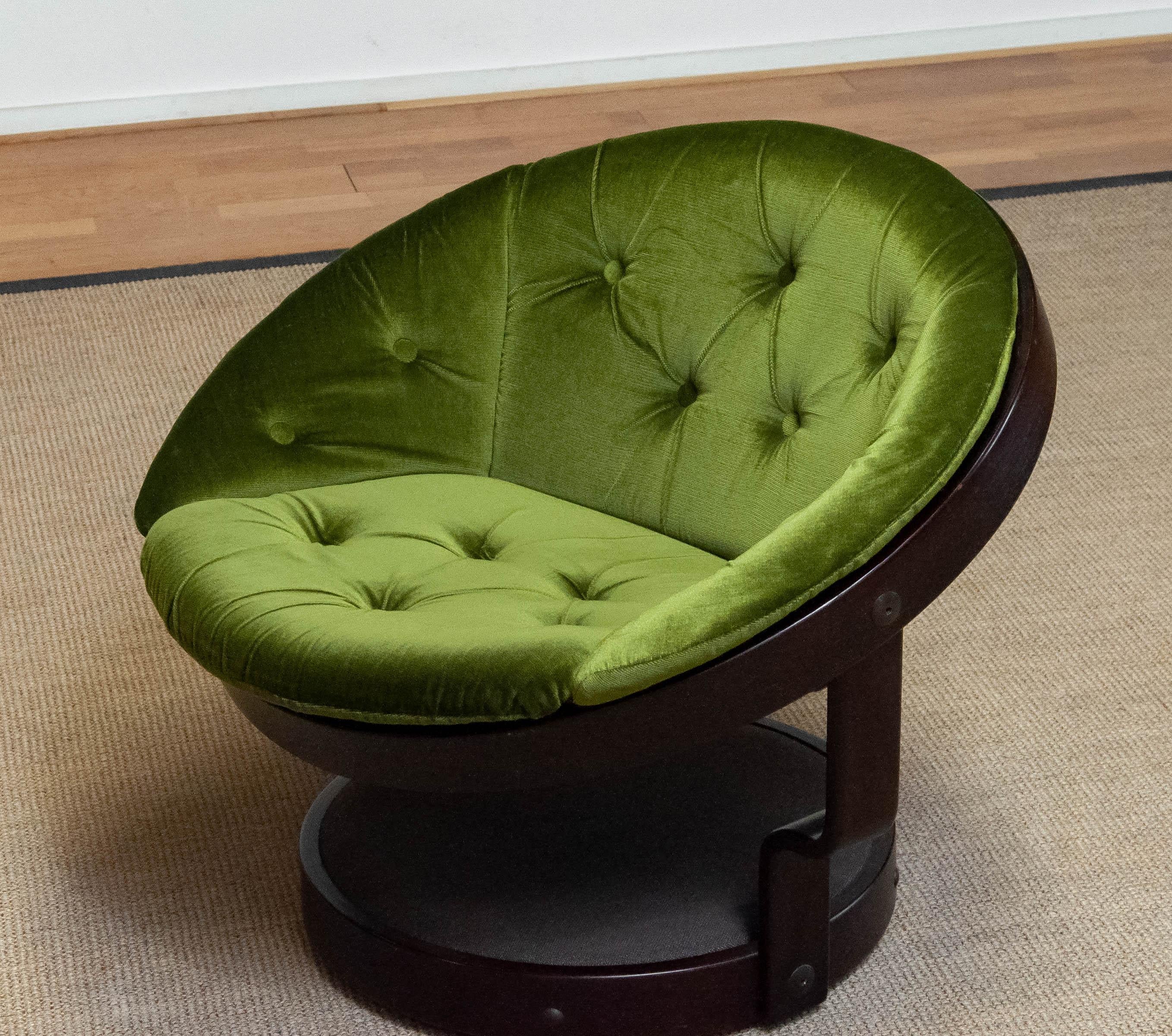 Circular Swivel Lounge Chair Model 'Convair' in Green Velvet by Oddmund Vad For Sale 2
