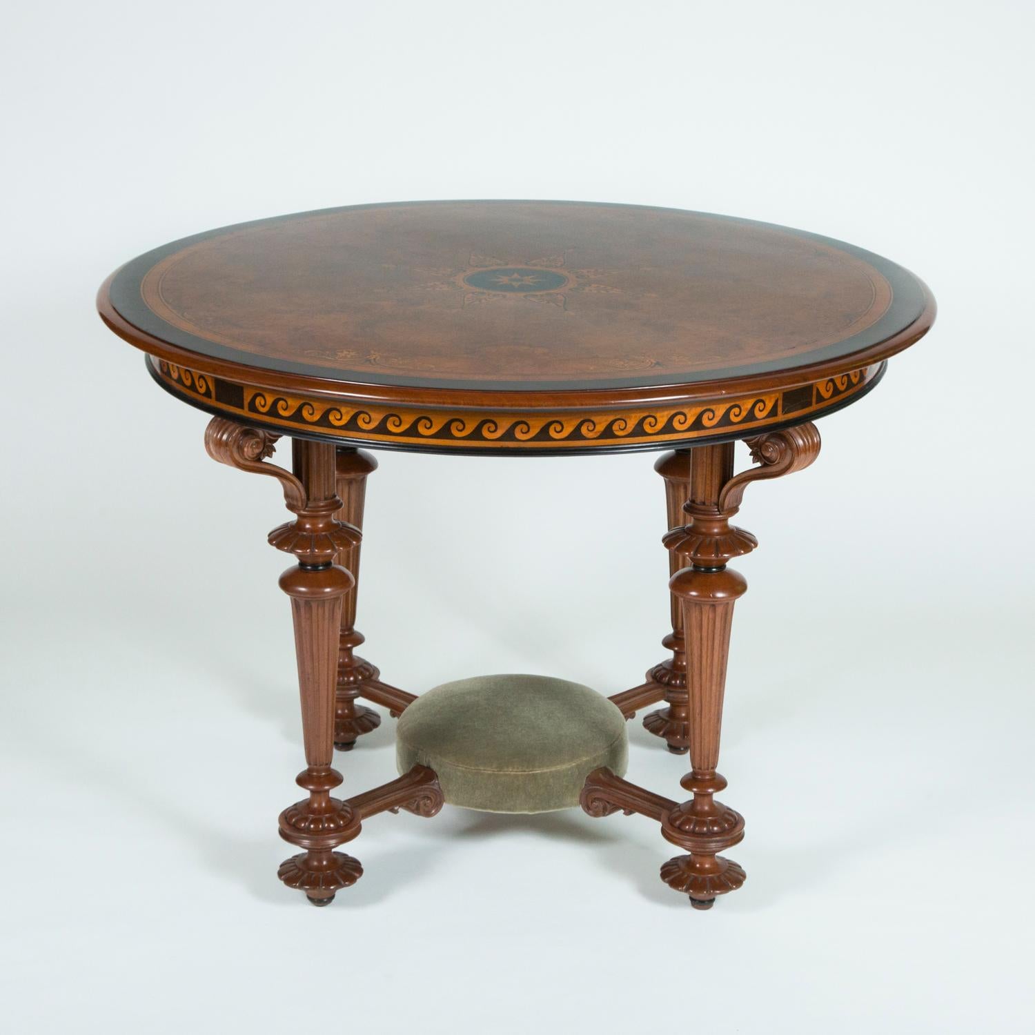 Runder Tisch mit Intarsien mit klassischen Motiven (Dänisch) im Angebot