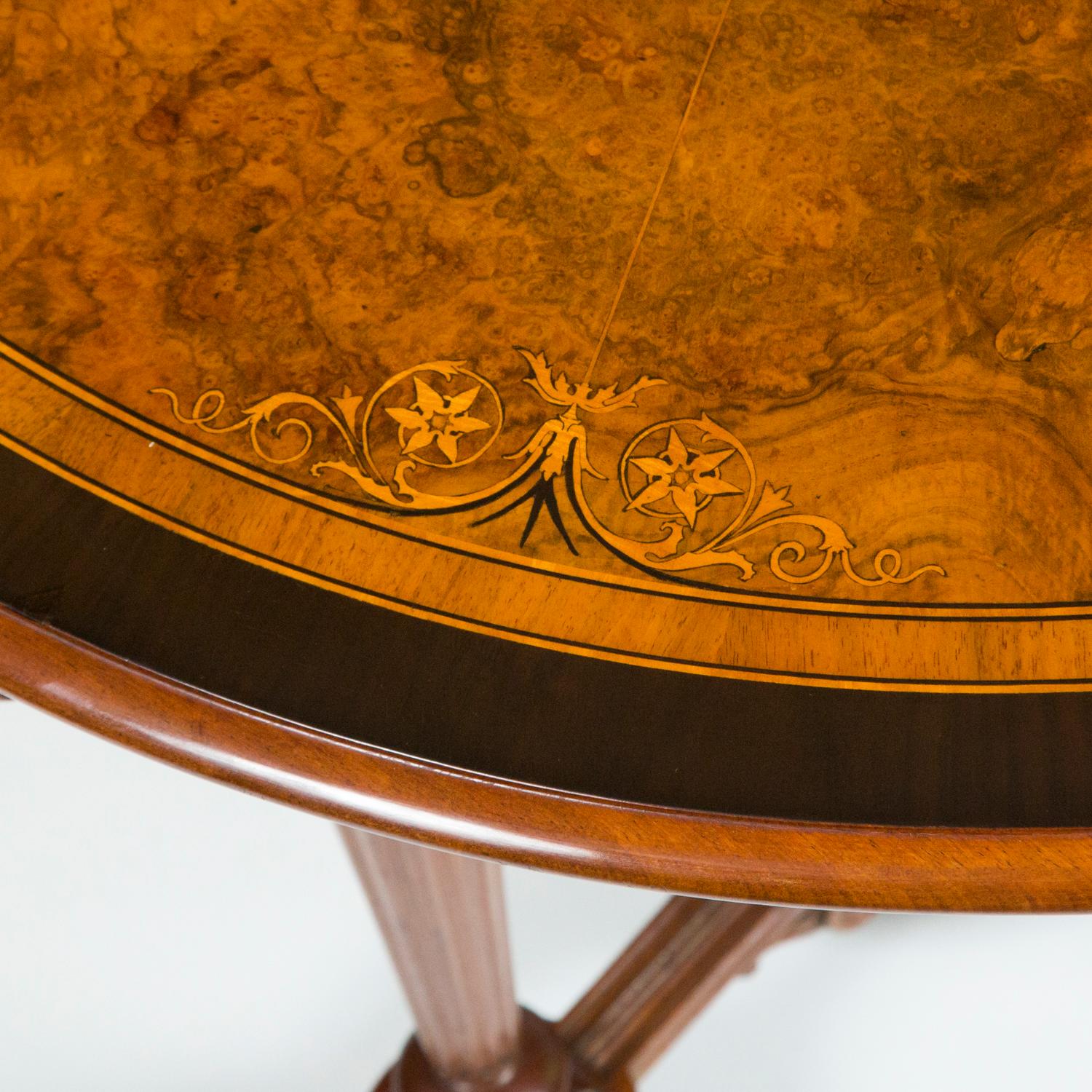 Runder Tisch mit Intarsien mit klassischen Motiven (19. Jahrhundert) im Angebot