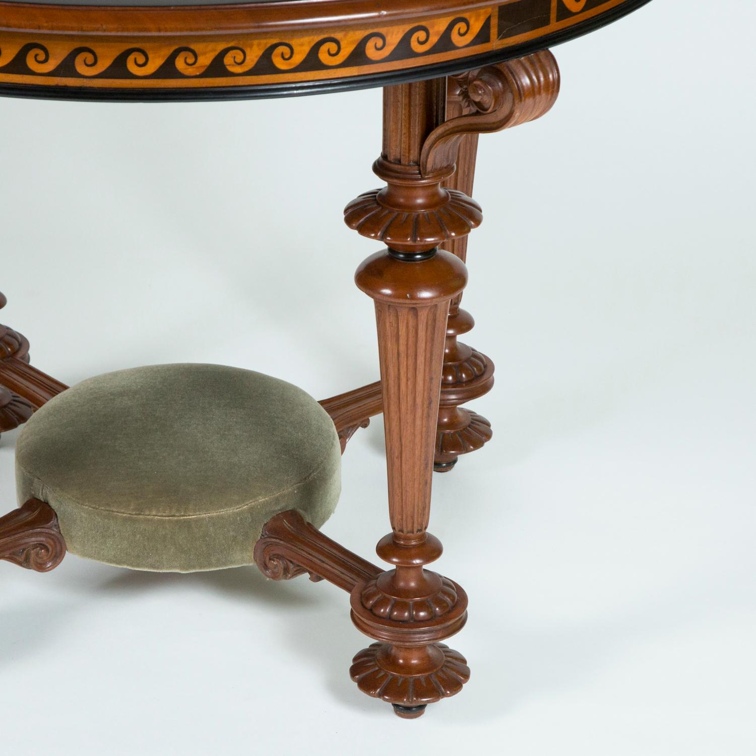 Runder Tisch mit Intarsien mit klassischen Motiven (Walnuss) im Angebot