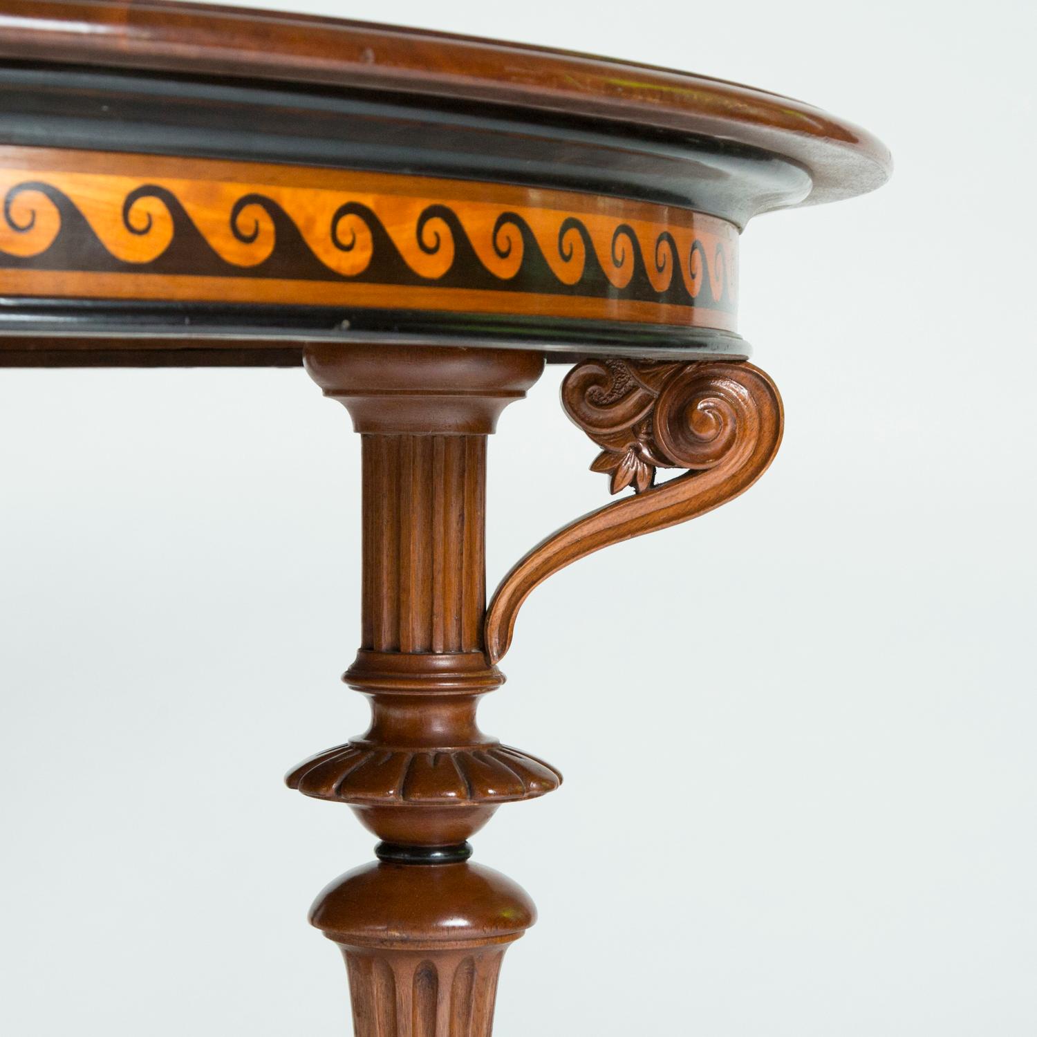 Runder Tisch mit Intarsien mit klassischen Motiven im Angebot 1