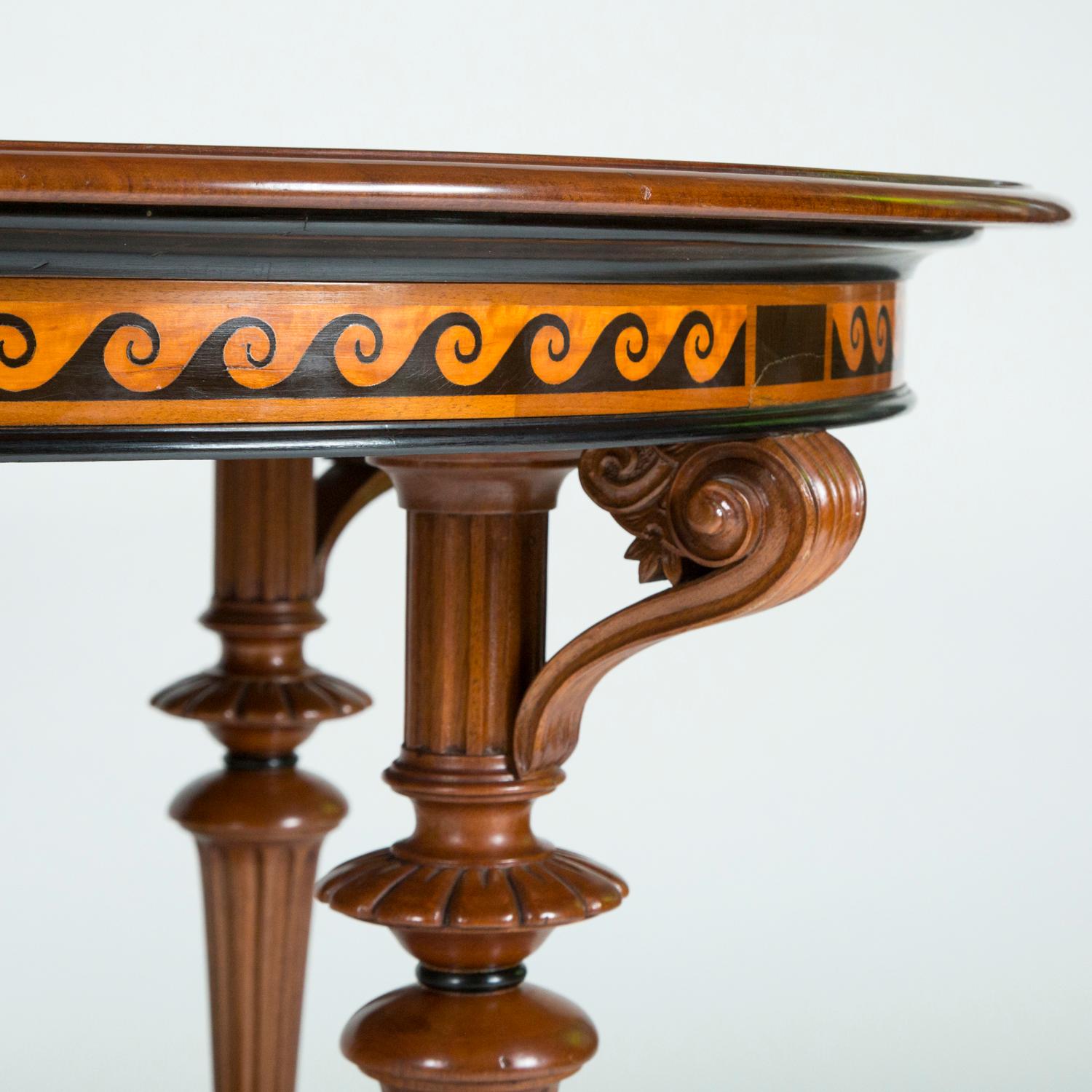 Runder Tisch mit Intarsien mit klassischen Motiven im Angebot 2