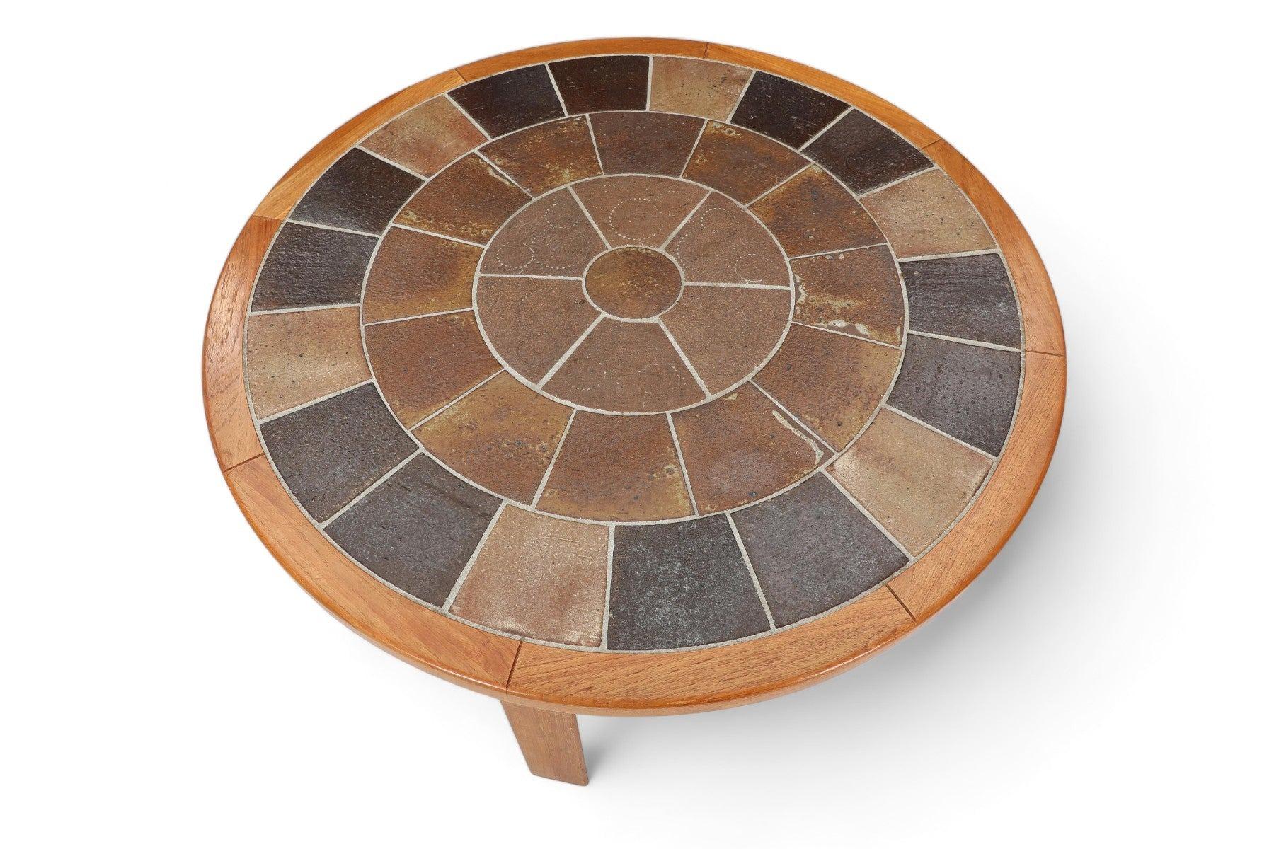 Origine : Danemark
Designer : Inconnu
Fabricant : Haslev Møbelsnedkeri
Époque : 1970
MATERIAL : Teck, carrelage
Dimensions : 46″ de largeur x 46″ de profondeur x 21″ de hauteur