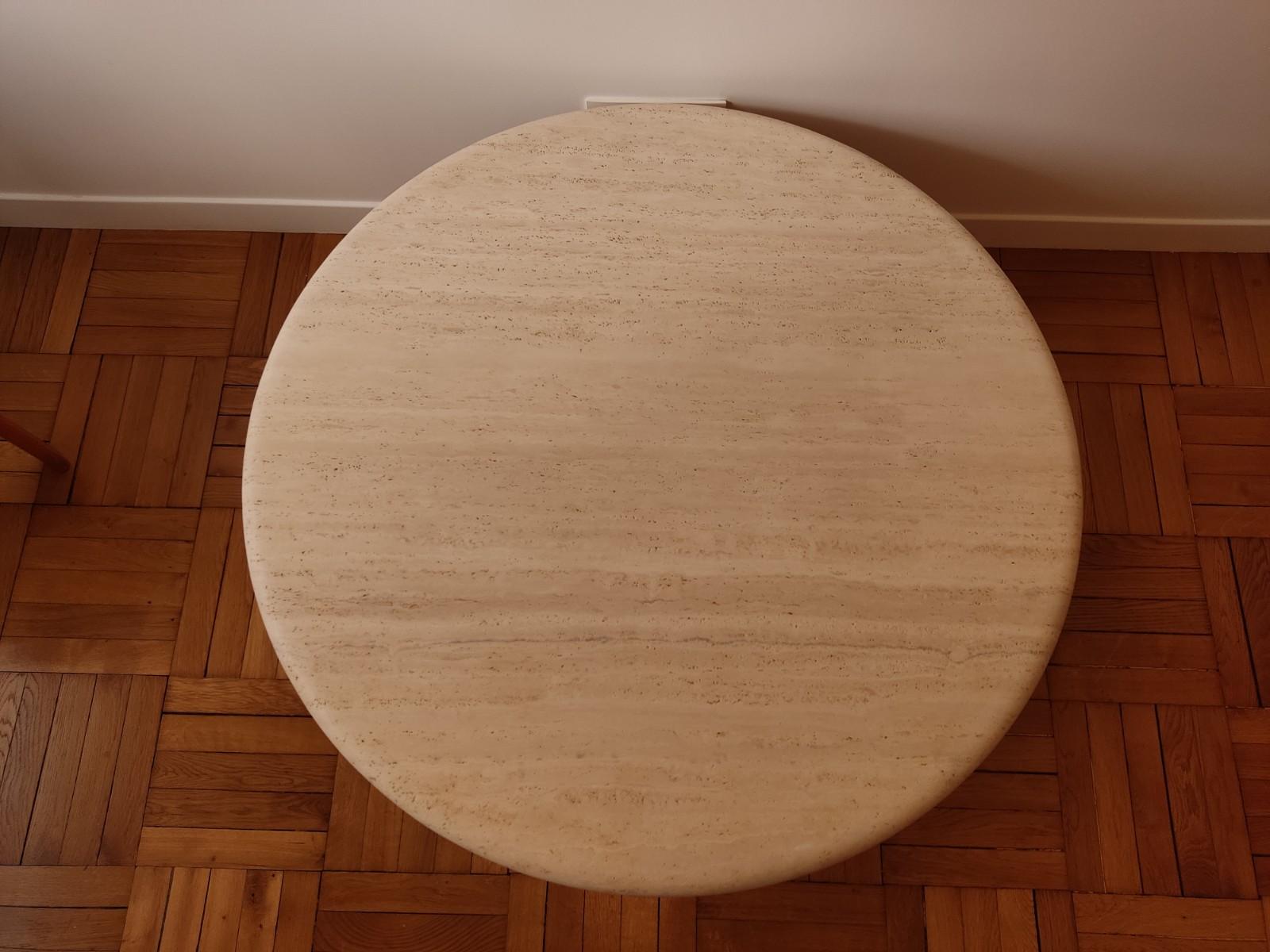 Travertine coffee table. A thick circular top and a square leg with 4 sides with rounded edges.
This painting comes directly from the creator Claude Berraldacci. They were designed in the 90s. The brand was called “La Pierre Haute Couture”. The
