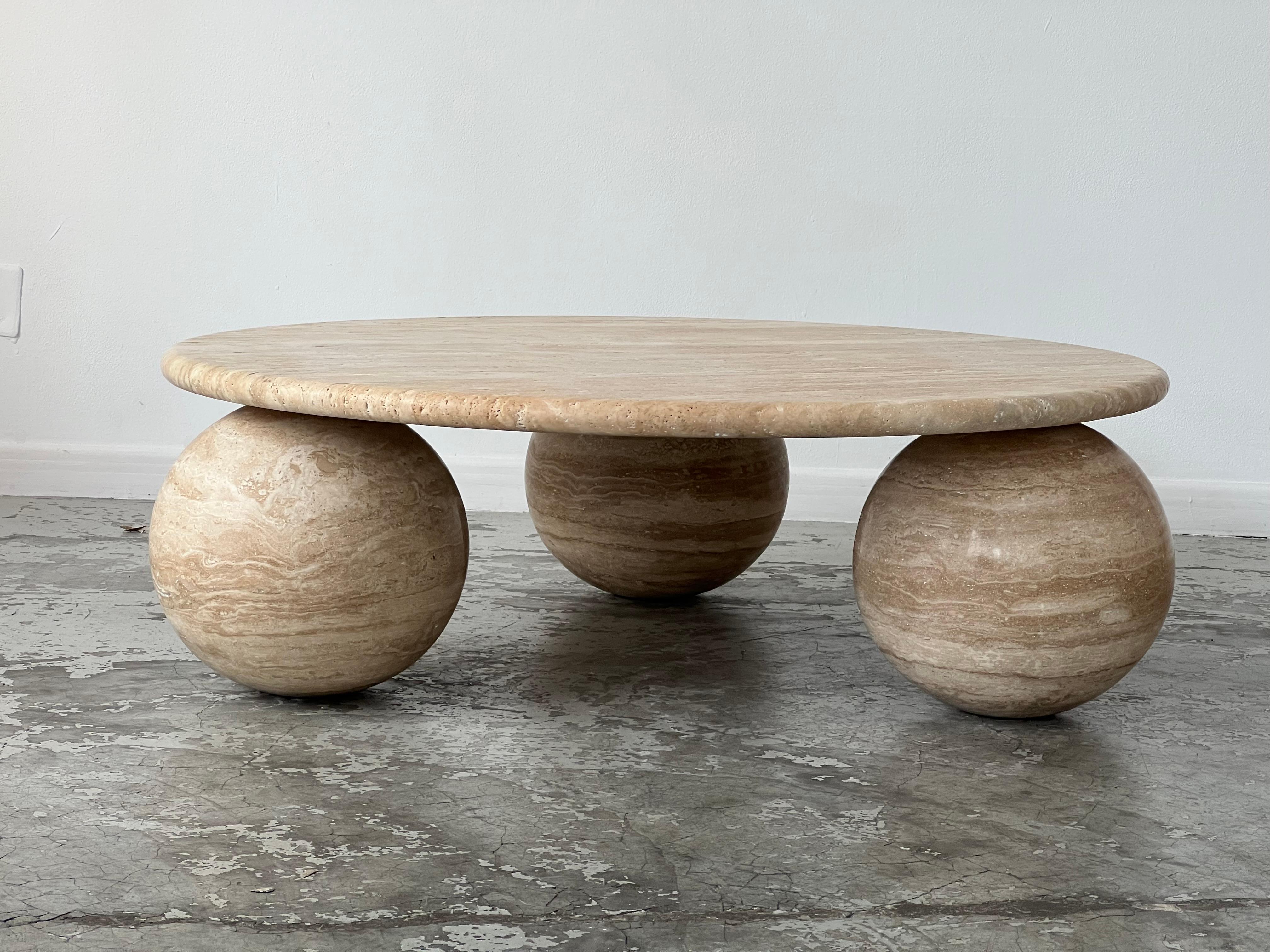 Circular travertine coffee table In Excellent Condition In PARIS, FR